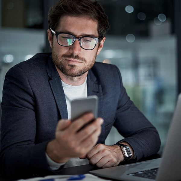 pan trzymający telefon w dłoni