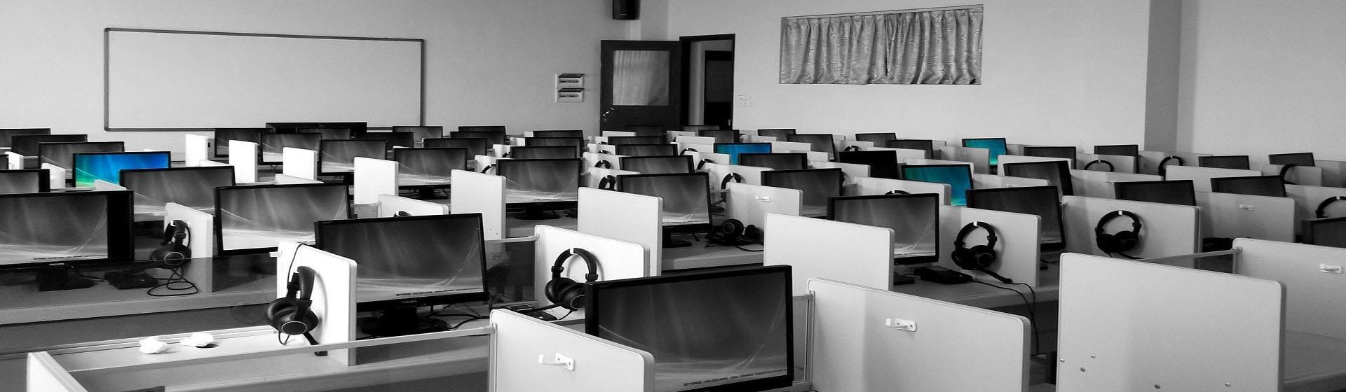 Slajd #5 - stoiska z komputerami